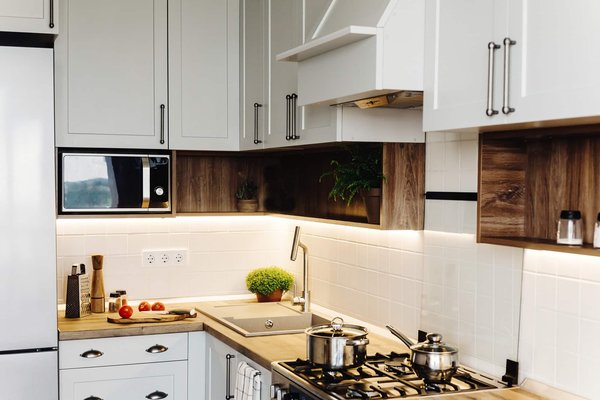 Comment associer le bois et l'inox pour un intérieur au style moderne ?